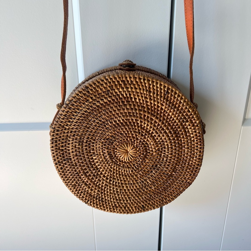 Raffia rattan circular bag